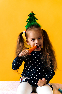 포토 JPG 해외이미지 1 긴머리 손 디자인 여학생 행복 감정 백그라운드 크리스마스 인터넷 오렌지 손가락 가족 땋은머리 따뜻함 한명 사람 동양인 10대 선물상자 크리스마스트리 노란색 유행 놀람 당근 기쁨 꿈 방 축하 치아 작음 12월 연도 스웨터 먹기 토막 양모 고립 해외202309 해외포토 학생 헤어스타일 여자 기념일 컬러 컨셉 상의 과일 관계 모션 청소년 뿌리채소 표정 선물 인종 신체부위 상자 직물 소화기관 날짜 크기 파일형식