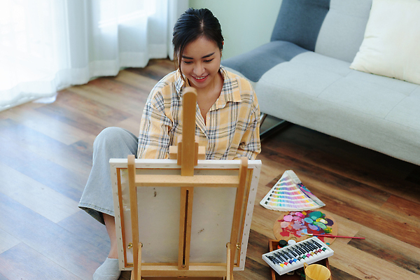 포토 JPG 해외이미지 전신 여자 한명 들기 앉기 동양인 성인 취미 앞모습 소파 하이앵글 물감 미술도구 붓 그리기 팔레트 이젤 그림 캔버스 화가 성인여자한명만 해외202309 해외포토 직업 1 뷰포인트 의자 모션 사람 인종 오브젝트 여자한명만 성인여자만 파일형식