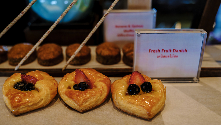 포토 JPG 해외이미지 전통 접시 열매 음식 빵 조각 백그라운드 과일 탁자 포도 디저트 건강 덴마크 키위 요리 사람없음 목재 갈색 케이크 주방 식사 빵집 흰색 신선 체리 닫기 달콤 맛 아침식사 혼합 설탕 굽기 먹기 크림 브런치 고립 시나몬 타르트 페스츄리 핸드메이드 맛있는 해외202309 해외포토 나무 식물 식기 컬러 가구 컨셉 재료 모션 북유럽 상점 구이 파이_빵 파일형식