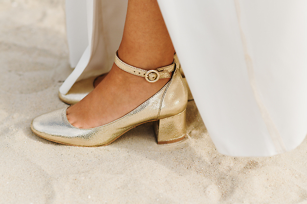 포토 JPG 해외이미지 디자인 드레스 옷 여자 행복 모래 결혼 신발 장신구 결혼식 휴가 선물 사랑 이벤트 사람없음 빛 유행 낭만 수확 흰색 축하 잡기 쌍 화려 황금 우아함 보석 묘사 준비 다이아몬드 약혼 양발 스타일 해외202309 해외포토 감정 컬러 컨셉 농업 모션 사람 광석 약속 파일형식