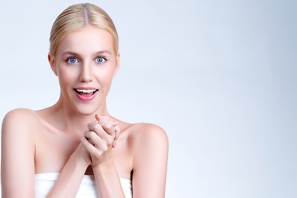 포토 JPG 해외이미지 응시 여자 한명 상반신 성인 앞모습 뷰티 손잡기 놀람 성인여자한명만 해외202309 해외포토 1 시선 감정 뷰포인트 모션 표정 사람 여자한명만 성인여자만 파일형식