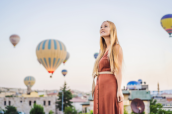 포토 JPG 해외이미지 여자 여행 하늘 한명 성인 야외 건물 옆모습 아웃포커스 일몰 로맨틱 열기구 성인여자한명만 튀르키예 해외202309 해외포토 1 건축물 아시아 뷰포인트 컨셉 항공교통 촬영기법 사람 노을 여자한명만 성인여자만 파일형식