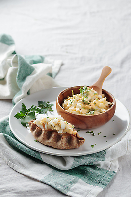 포토 JPG 해외이미지 접시 음식 핀란드 요리 사람없음 갈색 쿠키 계란 식사 저녁식사 흰색 신선 맛 아침식사 굽기 페스츄리 호밀 맛있는 해외202309 해외포토 식기 빵 컬러 컨셉 디저트 곡류 북유럽 알 구이 파일형식