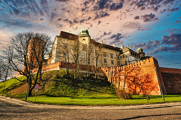 포토 JPG 해외이미지 외관 여행 건축양식 사람없음 야외 건물 여행객 도시 성 역사 장면 광택 타운 폴란드 랜드마크 옛날 크라쿠프 해외202309 해외포토 건축물 건축 유럽 사람 파일형식