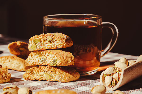 포토 JPG 해외이미지 단면 잔 바닥 사람없음 쌓기 쿠키 체크무늬 주걱 피스타치오 홈메이드 비스코티 비건 해외202309 해외포토 식기 빵 무늬 모션 주방용품 디저트 견과류 만들기 채식주의자 파일형식