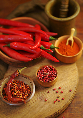 포토 JPG 해외이미지 사람없음 빨간색 여러개 매움 홍고추 절구 고춧가루 나무그릇 나무도마 말린고추 해외포토 그릇 컬러 다수 고추 도마 목재 도구 맛 가루 파일형식