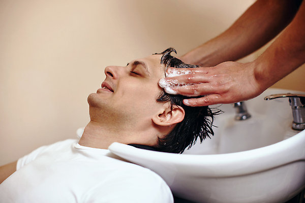 포토 JPG 해외이미지 헤어스타일 손 응시 남자 앉기 상반신 성인 두명 옆모습 눈감음 거품 장비 미용사 이발 세면대 샴푸 머리감기 이발소 성인남자만 해외202309 해외포토 직업 시선 뷰포인트 모션 사람 신체부위 위생용품 청결 뷰티샵 남자만 성인만 파일형식