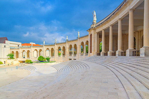 포토 JPG 해외이미지 유럽 기독교 종교 여행 십자가 건축양식 사람없음 건물 조각상 교회 천주교 흰색 기둥 예수 영혼 성자 포르투갈 심볼 정사각형 신성 타운 묵주 랜드마크 로마인 바실리카 보호구역 사당 순례 숭배 신앙심 해외202309 해외포토 도형 건축물 건축 나라 컬러 종교용품 종교건축 인종 조형물 도시 신_종교 구역 파일형식