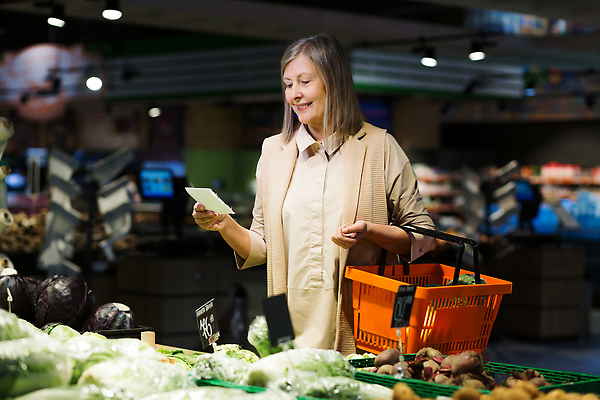포토 JPG 해외이미지 여자 노년 종이 한명 들기 상반신 쇼핑 장보기 마트 스프링노트 쇼핑바구니 야채코너 노인여자한명만 해외202309 해외포토 1 모션 사람 성인 상점 공책 코너 여자한명만 노인여자만 파일형식