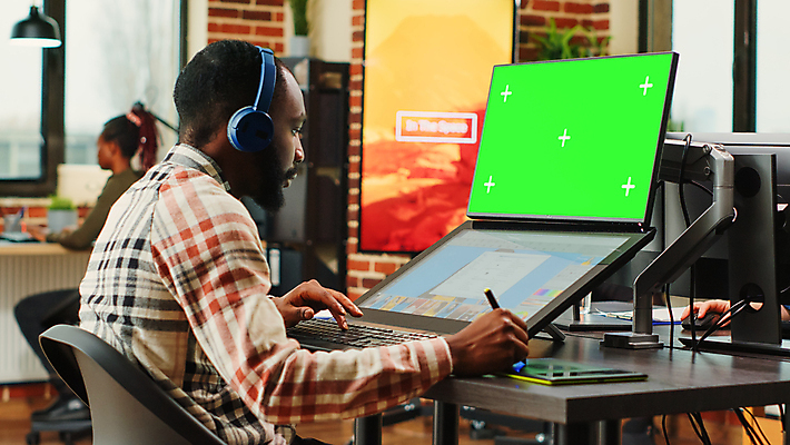 포토 JPG 해외이미지 남자 실내 한명 상반신 성인 옆모습 그래픽 태블릿 모니터 헤드셋 키보드 그래픽디자이너 성인남자한명만 태블릿펜 크로마키 해외202309 해외포토 1 뷰포인트 음향기기 사람 내부 전자제품 스마트기기 컴퓨터 펜 헤드폰 디자이너 남자한명만 성인남자만 파일형식