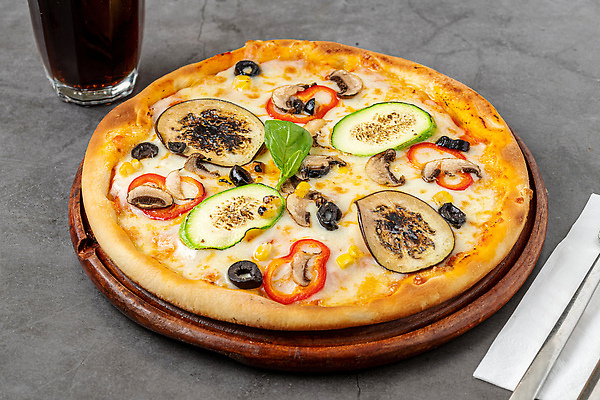 포토 JPG 해외이미지 포크 가지 잔 파프리카 피자 사람없음 레스토랑 나이프 올리브 냅킨 채식 콜라 양송이 바질 애호박 나무쟁반 옥수수콘 해외포토 식기 열매 채소 호박 패스트푸드 쟁반 서양음식 옥수수 목재 식당 버섯 칼 탄산음료 파일형식