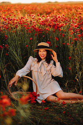 포토 JPG 해외이미지 여자 백그라운드 꽃밭 한명 앉기 상반신 성인 앞모습 빨간색 바구니 화려 양귀비 성인여자한명만 해외202309 해외포토 1 꽃 뷰포인트 컬러 컨셉 모션 사람 여자한명만 성인여자만 파일형식