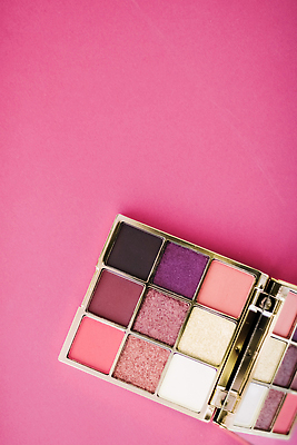 포토 JPG 해외이미지 사람없음 화장품 화려 팔레트 오브젝트 눈화장 아이섀도 섀도우팔레트 분홍색배경 해외포토 분홍색 백그라운드 컨셉 화장 뷰티 파일형식