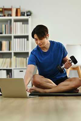 포토 JPG 해외이미지 전신 남자 여유 휴식 실내 한명 들기 앉기 동양인 성인 앞모습 노트북 운동 아령 주말 성인남자한명만 해외202309 해외포토 1 감정 뷰포인트 컨셉 모션 건강 사람 인종 내부 전자제품 남자한명만 성인남자만 파일형식