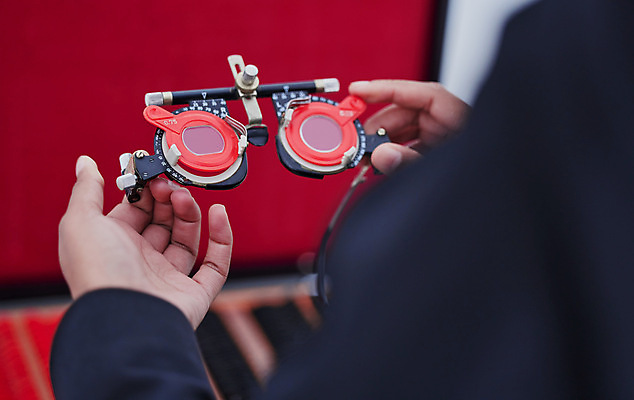 포토 JPG 해외이미지 안경 한명 들기 상반신 성인 뒷모습 도구 측정 오브젝트 시력검사 안경점 검안사 성인한명만 해외202309 해외포토 직업 1 잡화 뷰포인트 모션 사람 상점 검사_조사 성인만 파일형식 안경사