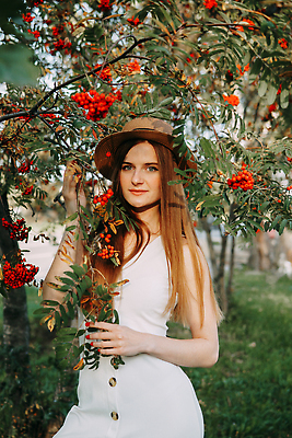 포토 JPG 해외이미지 나무 긴머리 드레스 계절 열매 잎 자연 한명 야외 빨간색 금발 뷰티 산책 자유 손톱관리 밀짚모자 단아함 무료 배려 스타일 해외202309 해외포토 식물 모자_잡화 1 헤어스타일 옷 컬러 컨셉 휴식 사람 네일아트 생태계 파일형식