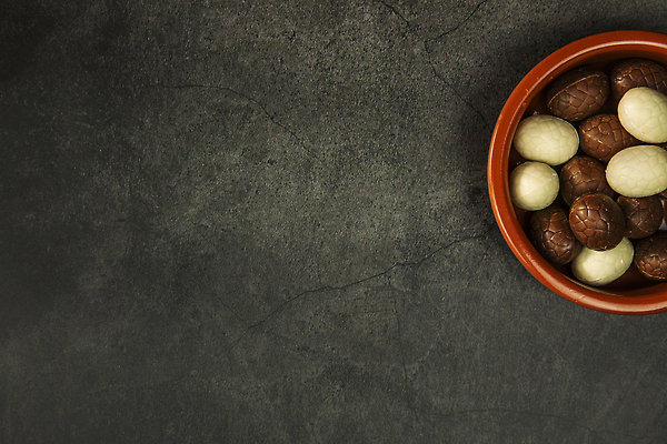 포토 JPG 해외이미지 전통 디자인 계절 행복 어린이 음식 컬러 백그라운드 컨셉 텍스트 휴가 디저트 부활절 프레임 통 사탕 사람없음 장식 초록색 컬러풀 갈색 과자 초콜릿 계란 축제 어둠 놀람 봄 축하 토끼 인사 달콤 맛 심볼 질감 콘크리트 플랫레이 카피스페이스 맛있는 해외202309 해외포토 기념일 감정 포유류 표정 사람 반려동물 알 공백 예절 플랫 파일형식