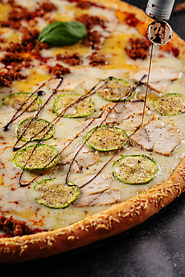 포토 JPG 해외이미지 피자 종류 사람없음 붓기 뿌리기 토핑 해외202309 해외포토 모션 패스트푸드 서양음식 파일형식