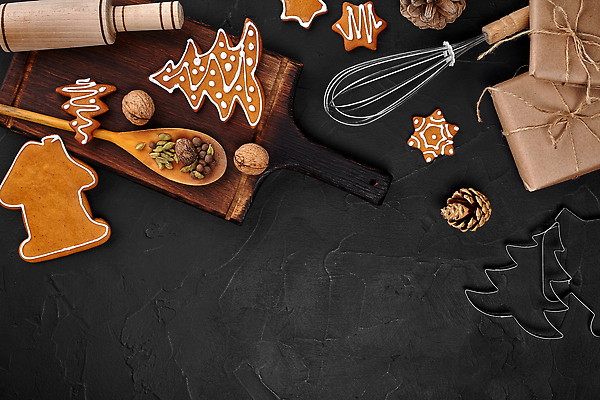 포토 JPG 해외이미지 크리스마스 사람없음 하이앵글 거품기 쿠키틀 나무도마 반죽밀대 진저맨 커터 진저쿠키 카피스페이스 해외202309 해외포토 기념일 뷰포인트 주방용품 도마 목재 쿠키 공백 밀대 제빵도구 파일형식