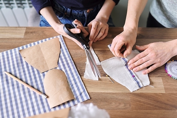 포토 JPG 해외이미지 여자 남자 인형 상반신 성인 두명 앞모습 바느질 재봉틀 책상 가위질 재봉기구 핸드메이드 성인만 해외202309 해외포토 뷰포인트 가구 가위_도구 사람 기구 파일형식