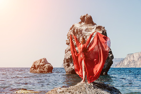 포토 JPG 해외이미지 라이프스타일 여자 행복 바다 여행 자연 하늘 휴가 산 한명 사람 성인 야외 물 파란색 뷰티 여행객 계곡 트래킹 하이킹 추위 자유 정상 셀프카메라 나눔 수평선 해외202309 해외포토 자연요소 1 감정 컬러 컨셉 레저 생활 사진촬영 생태계 파일형식