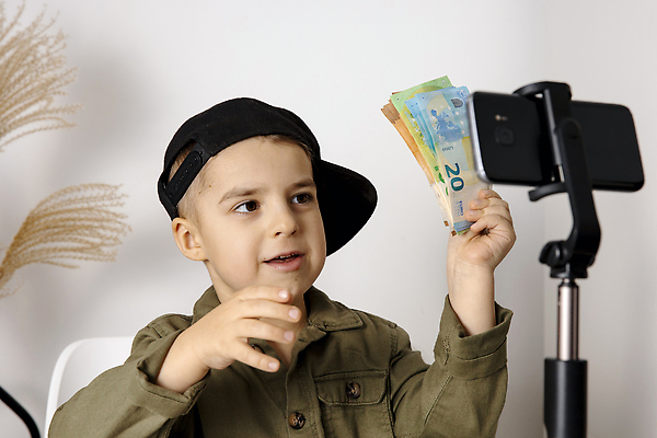 포토 JPG 해외이미지 남자 화분 어린이 지폐 한명 들기 소년 상반신 앞모습 스마트폰 장난감 촬영 돈다발 삼각대 소년한명만 크리에이터 1인미디어 유튜버 영상촬영 해외포토 직업 1 뷰포인트 돈 모션 사람 핸드폰 스마트기기 방송 남자한명만 소년만 파일형식