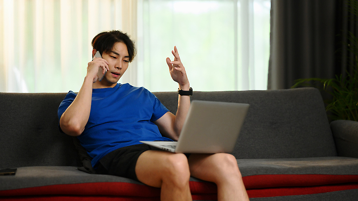 포토 JPG 해외이미지 남자 여유 휴식 실내 한명 들기 앉기 동양인 상반신 성인 옆모습 스마트폰 소파 주말 통화 성인남자한명만 해외202309 해외포토 1 감정 뷰포인트 컨셉 의자 모션 사람 인종 내부 핸드폰 스마트기기 남자한명만 성인남자만 파일형식