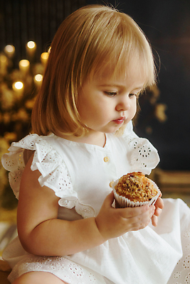 포토 JPG 해외이미지 백인 여자 탁자 부활절 오리 한명 들기 앉기 상반신 옆모습 아기 먹기 머핀 여자아기한명만 해외202309 해외포토 서양인 1 기념일 빵 뷰포인트 가구 모션 조류 사람 여자한명만 여자아기만 파일형식