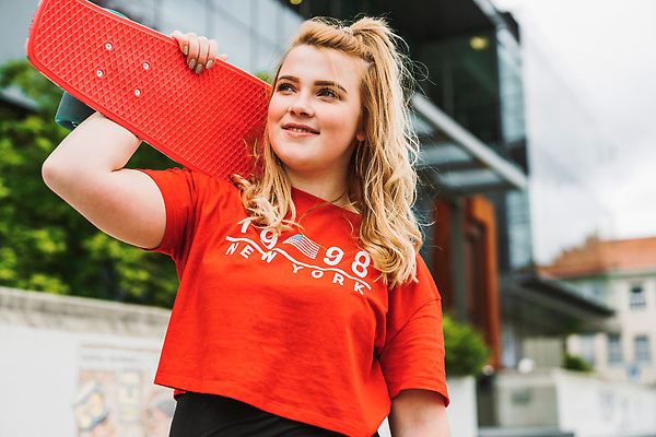 포토 JPG 해외이미지 모델 라이프스타일 옷 여자 행복 안경 컬러 셔츠 거리 한명 사람 10대 빨간색 여름 청춘 선글라스 뷰티 유행 스케이트 흰색 청바지 도시 스케이트보드 시원함 입술 스케이터 스타일 힙스터 해외202309 해외포토 1 잡화 계절 패션 감정 스포츠용품 컨셉 상의 바지 청소년 운동선수 생활 신체부위 보드_스포츠 파일형식