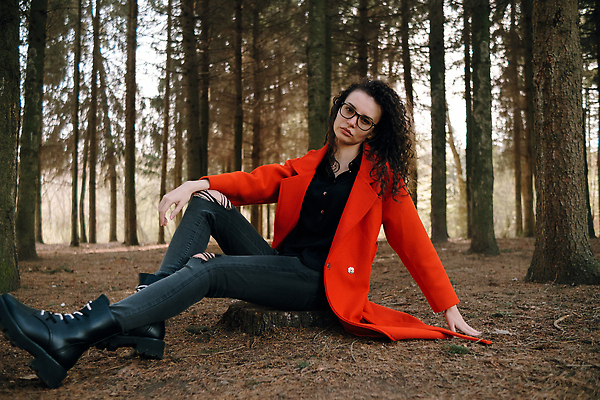 포토 JPG 해외이미지 나무 모델 1 라이프스타일 헤어스타일 응시 드레스 공원 여자 행복 안경 얼굴 자연 실내 한명 사람 성인 야외 빨간색 초록색 뷰티 유행 기쁨 코트 표현 파마 피부 긍정 내추럴 우크라이나 해외202309 해외포토 식물 시선 잡화 옷 공공시설 감정 유럽 컬러 컨셉 내부 생활 신체부위 외투 생태계 파일형식