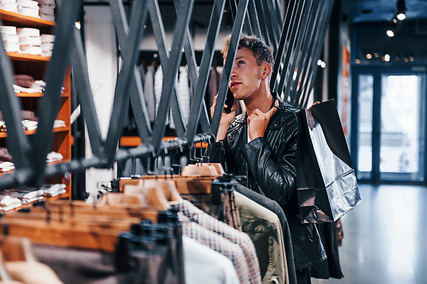 포토 JPG 해외이미지 남자 실내 한명 들기 정장 상반신 성인 옆모습 스마트폰 쇼핑 쇼핑백 올려보기 고급 남성복 옷가게 통화 부티크 성인남자한명만 해외202309 해외포토 1 옷 뷰포인트 컨셉 가방 모션 사람 내부 핸드폰 스마트기기 상점 남자한명만 성인남자만 파일형식