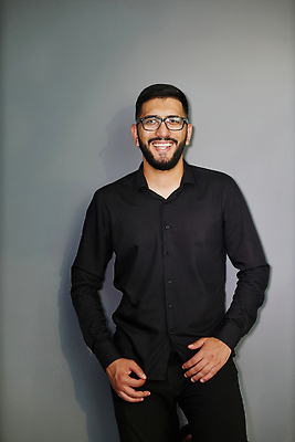 포토 JPG 해외이미지 백인 모델 직업 1 응시 행복 셔츠 비즈니스 성공 실내 한명 서기 미소 사람 정장 20대 금융 재킷 회색 흰색 자신감 중앙 종업원 직원 만족 경영자 긍정 변호사 경영 고립 심각 정중 스타일 표현성 해외202309 해외포토 서양인 시선 옷 감정 컬러 컨셉 상의 모션 표정 청년 내부 경제 외투 리더 파일형식