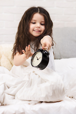 포토 JPG 해외이미지 여자 어린이 베개 한명 들기 상반신 침실 이불 자명종 침대 손뻗기 소녀한명만 해외202309 해외포토 1 시계 가구 침구 모션 사람 알람 여자한명만 소녀만 파일형식