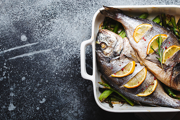 포토 JPG 해외이미지 검은배경 어류 사람없음 신선 냄비 레몬 아스파라거스 로즈메리 해외202309 해외포토 백그라운드 채소 과일 검은색 수중동물 솥 허브 파일형식