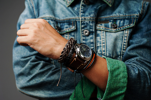 포토 JPG 해외이미지 손 남자 팔찌 한명 상반신 성인 앞모습 주먹 가죽 손목시계 성인남자한명만 해외202309 해외포토 1 뷰포인트 시계 장신구 모션 사람 신체부위 남자한명만 성인남자만 파일형식