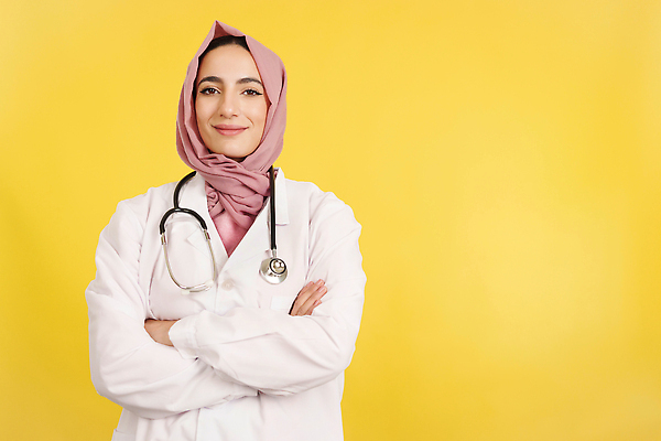 포토 JPG 해외이미지 직업 응시 여자 행복 유니폼 청진기 성공 기술 실내 병원 한명 서기 웃음 약 건강관리 팔짱 목도리 시험 의사 표현 실험복 자신감 실험실 상담원 이슬람교 동료 직원 고용 노란배경 여자한명만 카피스페이스 해외202309 해외포토 1 시선 잡화 옷 교육 감정 종교 백그라운드 컨셉 의학 관계 의료기기 모션 표정 건강 실험 관리 사람 내부 노란색 공백 의료진 구직 가운 사무원 채용 여자만 파일형식