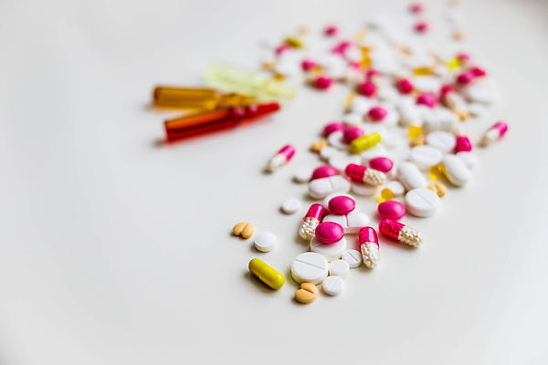 포토 JPG 해외이미지 과학 유리 유리병 건강 병원 주사기 사람없음 치료 뷰티 알약 약 고통 장비 의사 흰색 바늘 액체 실험실 질병 약국 처방 주사약 비타민 테라피 중독 조제 고립 돌봄 백신 복용 예방접종 진통제 헬프 항생제 해외202309 해외포토 감정 컬러 의학 의료기기 모션 재질 병_용기 실험 의료진 도구 도움 만들기 영양소 접종 파일형식