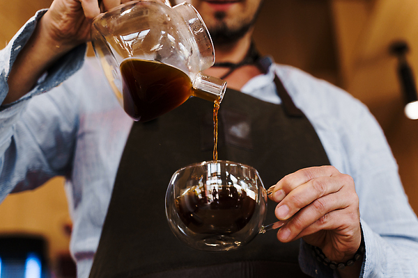 포토 JPG 해외이미지 직업 라이프스타일 손 남자 행복 커피 음료 음식 비즈니스 아침 노동자 한명 사람 컵 갈색 상점 식당 검은색 앞치마 기계 카페 우유 신선 잡기 업무 바 뜨거움 종업원 웨이터 계산대 직원 서비스 준비 만들기 바리스타 카푸치노 카페테리아 에스프레소 라떼 철강 카페인 해외202309 해외포토 주간 1 식기 감정 컬러 모션 유제품 생활 신체부위 작업 파일형식