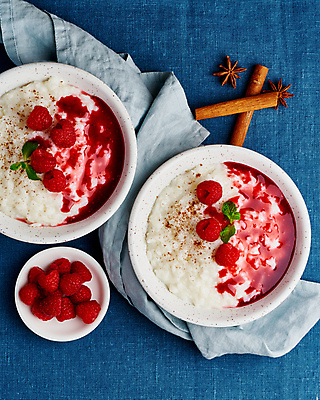 포토 JPG 해외이미지 음식 사람없음 하이앵글 쌀 아침식사 잼 산딸기 푸딩 시나몬스틱 팔각회향 해외202309 해외포토 뷰포인트 과일 디저트 곡류 식사 소스_음식 향신료 시나몬 파일형식