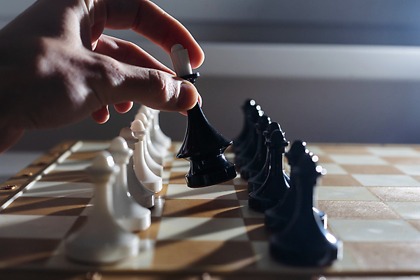 포토 JPG 해외이미지 손 들기 신체부위 경쟁 체스말 체스 체스판 전략 체스게임 놓기 해외202309 해외포토 컨셉 모션 놀이 사람 게임 말_게임 파일형식