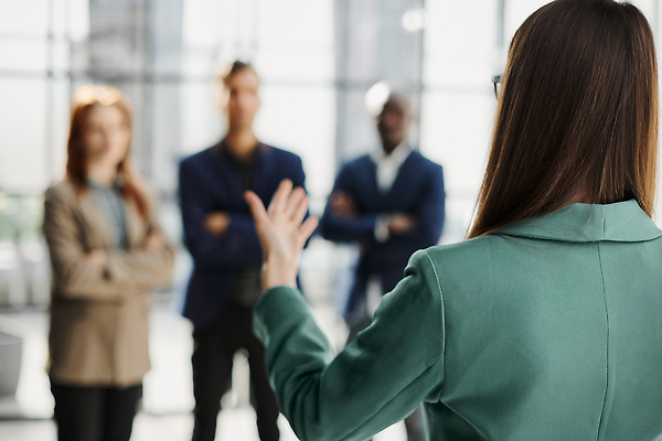 포토 JPG 해외이미지 직업 회사 비즈니스 사업가 성공 회의 협력 아이디어 함께함 대화 설명 사람 여러명 사무실 듣기 비즈니스맨 비즈니스우먼 자신감 발표 그룹 계획 토론 강의 종업원 분석 동료 직원 상담 경영자 리더 긍정 경영 고용 인턴 프로젝트 해외202309 해외포토 여자 남자 감정 다수 컨셉 관계 모션 말하기 구직 직장인 채용 파일형식