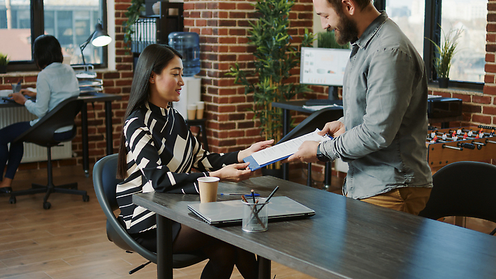 포토 JPG 해외이미지 여자 남자 의자 창문 앉기 상반신 성인 옆모습 세명 노트북 모니터 종이컵 책상 주기 면접 문서 연필꽂이 서류판 정수기 성인만 해외202309 해외포토 뷰포인트 가구 비즈니스 모션 문구용품 사람 컵 전자제품 컴퓨터 사무용품 일회용 파일형식
