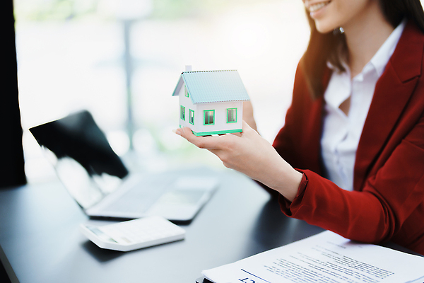 포토 JPG 해외이미지 여자 비즈니스 부동산 주택 한명 들기 상반신 성인 옆모습 노트북 모형 거래 계산기 중개인 계약 문서 계약서 성인여자한명만 해외202309 해외포토 직업 1 뷰포인트 모션 문구용품 사람 건물 전자제품 장비 재산 여자한명만 성인여자만 파일형식