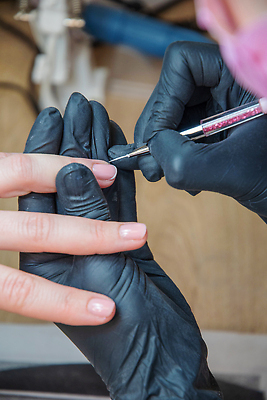 포토 JPG 해외이미지 직업 라이프스타일 손 여자 컬러 손가락 휴식 건강 미술 사람 사람없음 치료 수건 뷰티 유행 상점 스파 페인트 화장품 흰색 공구 못 고급 손톱관리 손톱 미용사 고객 피부 서비스 광택 주인 프랑스어 순서 니스 돌봄 방법 위생관리 해외202309 해외포토 문자 컨셉 의학 모션 문화예술 관리 생활 신체부위 위생용품 도구 네일아트 파일형식