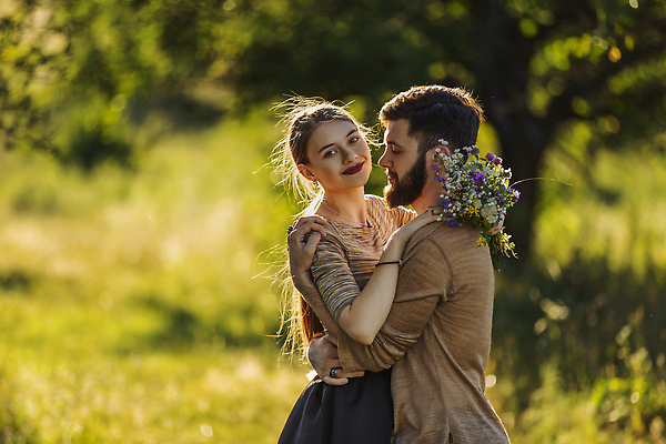 포토 JPG 해외이미지 나무 백인 라이프스타일 커플 공원 여자 남자 꽃 행복 감정 2 밭 가족 관계 포옹 자연 친절 키스 함께함 발렌타인데이 사랑 사람 성인 야외 두명 뷰티 일몰 산책 낭만 잡기 쌍 그리너리 해외202309 해외포토 서양인 식물 공공시설 컨셉 농업 안기 모션 데이이벤트 휴식 생활 노을 애정표현 생태계 파일형식 트랜드컬러