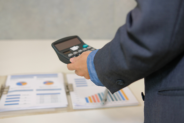 포토 JPG 해외이미지 직업 손 컨셉 비즈니스 탁자 사람 사람없음 금융 경제 노트북 컴퓨터 사무실 공책 저축 계산기 작업 비즈니스맨 계산 상담원 책상 문서 수익 회계 세금 수입 예산 회계사 해외202309 해외포토 남자 가구 문구용품 신체부위 전자제품 장비 직장인 사무원 파일형식