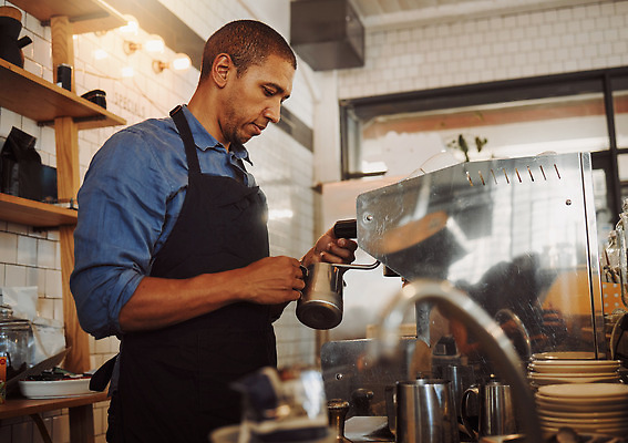 포토 JPG 해외이미지 응시 남자 사업가 성공 한명 성인 앞모습 상점 카페 사장 직원 자영업 성인남자한명만 소상공인 해외202309 해외포토 직업 1 시선 뷰포인트 컨셉 비즈니스 사람 경제 상인 남자한명만 성인남자만 파일형식