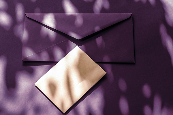 포토 JPG 해외이미지 종이 편지봉투 그림자 사람없음 햇빛 보라색 그늘 감성 카피스페이스 해외202309 해외포토 컬러 컨셉 봉투 태양 공백 편지 파일형식