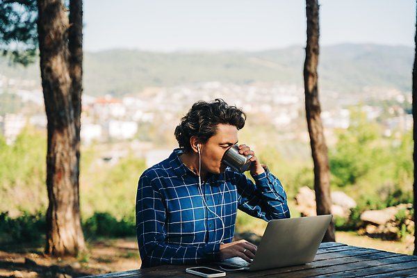포토 JPG 해외이미지 나무 라이프스타일 공원 남자 이어폰 여행 생각 인터넷 비즈니스 통신 자연 휴가 산 한명 사람 앉기 풍경 성인 야외 목재 컵 여름 노트북 컴퓨터 뷰티 헤드폰 활발 하이킹 자유 업무 비즈니스맨 숲 연결 무선전화기 멀리 온라인 블로거 프리랜서 힙스터 해외202309 해외포토 식물 직업 1 식기 계절 공공시설 패션 음향기기 컨셉 재료 모션 레저 생활 전자제품 작업 직장인 전화기 생태계 파일형식