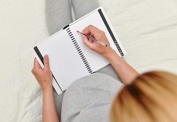 포토 JPG 해외이미지 종이 신체 비즈니스 엄마 아파트 주택 실내 건강 앉기 사람없음 부모 소파 독서 연필 펜 쪽지 공책 임산부 임신 방 침대 아기 잡기 이름 기다림 만들기 태아 해외202309 해외포토 가구 의자 가족 모션 문구용품 학용품 사람 내부 건물 필기구 파일형식